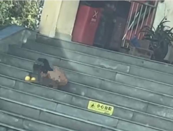 中国星配资 让孩子赤裸爬行似野人，别拿“教育方式”当“生而不养”的遮羞布